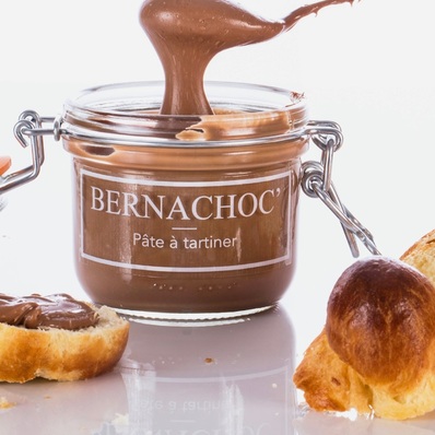 ✨Bernachoc’: L’irrésistible gourmandise✨
 Un équilibre parfait entre 60% de noisettes du Piémont et notre mélange unique de 10 variétés de fèves de cacao.

🤎Envie d’y goûter ? Disponible en boutique à Paris et à Lyon ou sur notre site. Transformez votre pause sucrée en un moment inoubliable !