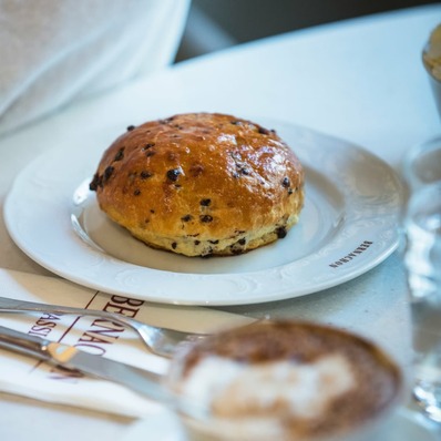 ✨ Brioches au Chocolat : Un Plaisir à Toute Heure ! 🍫

Rien de tel qu’une délicieuse brioche au chocolat pour égayer votre journée ! 😍
 
Moelleuses et fondantes, ces petites merveilles sont parfaites pour une pause au salon de thé ou à emporter, elles se marient à merveille avec un café ou un thé. 😍☕️

#BriochesAuChocolat #PlaisirSucré #ÀEmporter #SalonDeThé #gourmandise