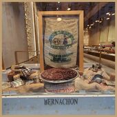 Connaissez-vous nos mini-amandines ? Chocolat noir 55% et amandes effilées grillées 😍
Trop craquant ! 😍😋

#bernachonlyon #bernachon #bernachonparis #chocolatelovers🍫 #chocolatbernachon #chocolaterie #chocolatelover