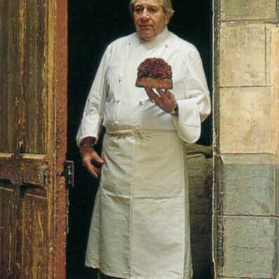 ✨Tradition et Excellence avec notre entremets emblématique « Le Président », créé par notre grand-père, Maurice Bernachon. En février 1975, à l’occasion de la remise de la Légion d’Honneur à Paul Bocuse par le Président Valéry Giscard d’Estaing, Monsieur Bernachon et Paul Bocuse ont imaginé une gourmandise unique pour cet événement historique. ✨

Aujourd’hui, le « Président » continue de ravir les palais des gourmands du monde entier. 🌍🫶🏻

#LePrésident #MauriceBernachon #TraditionEtExcellence #Gourmandise #PaulBocuse #Chocolat #HistoireDeSaveurs #LégionDhonneur #Pâtisserie #Délice #40AnsDeBonheur

L’avez-vous déjà testé ?