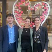 🌸BERNACHON MOM DAY 🌸 #bernamomday 

Céline, Antoine et Alice sont heureux de vous accueillir dans notre boutique parisienne 🤩 

A l’occasion de la fête des mères, écrivez un mot tendre à son attention, il sera ensuite inscrit sur nos vitrines de Paris et de Lyon #bernamomday 
Nos mamans on les aime alors elles le méritent 💕 
Dites nous en commentaire et partagez 👇

Découvrez notre sélection pour la fête des mères: le coffret de 2 tablettes découvertes, tablette ganache au jasmin enrobée de chocolat lait 20% et tablette ganache framboises enrobée de chocolat noir 55% 🍫🌸 
#bernachon #bernachonparis #bernachonlyon #fetesesmere #fetedesmeres2023 #foodies #chocolat #chocolatelovers #paris #lyon #instafood