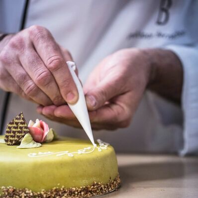 L'Ambassadeur, c'est plus qu'un entremets, c'est un symbole de précision et de tradition pâtissière. Chaque étape de sa préparation, du choix des ingrédients à l'assemblage final, est réalisée avec un savoir-faire transmis de génération en génération. 👨‍🍳

Chez nous, l'Ambassadeur n’est pas juste un entremets, c'est un hommage à l’art de la pâtisserie traditionnelle. 🎂✨ 

#Ambassadeur #TraditionGourmande #SavoirFaire #pâtisserieartisanale
#bernachon